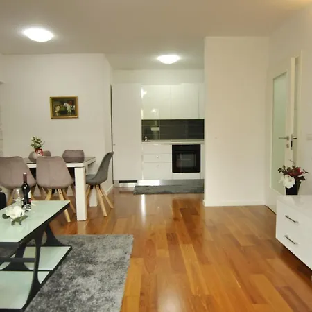 Apartments Makarska Beach Apartment *